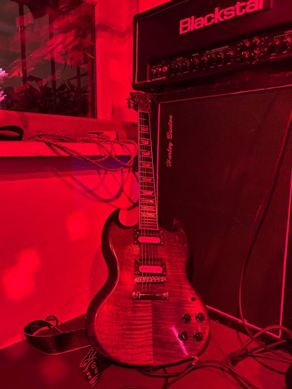 Guitarra en el local de ensayo